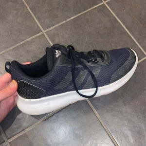 Adidas skor - Super fina adidas skor som endast använda ett fåtal gånger! (Vid köp av fler plagg kan jag fixa paket pris) :-)