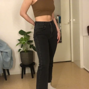 Snygga bootcut jeans - Svinsnygga bootcut jeans från ginatricot som endast är använda ett par gånger. Tyvärr har de inte kommit till användning lika mycket som jag tänkt och hoppas därmed att någon annan får bättre användning av dom. Stretchiga och sköna🤍