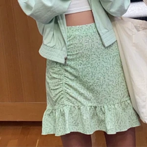 Kjol  - Jättefin kjol från Gina tricot som passar perfekt till sommaren. Sparsamt använd, inha defekter. Priset går att diskutera. Köparen står för frakten. Skicka om du undrar något eller är intresserad. 