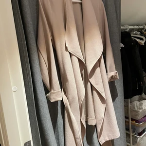 Trenchcoat  - Fin trenchcoat från only🌸 har lite skavanker som man kan se på sista bilden men de är inget som syns! 150+frakt! Skriv privat för fler bilder