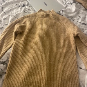 Stickad ljus brun tröja  - Stickad ljus brun tröja, jätte mysig i storlek xs (osäker på frakt)