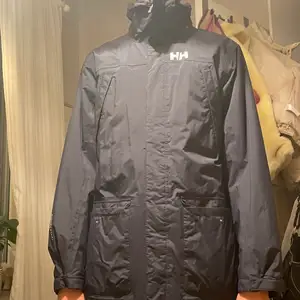 Nästan oanvänd helly hansen jacka! Snygg passform marin blå färg i stl XL, hör av er vid intresse! 