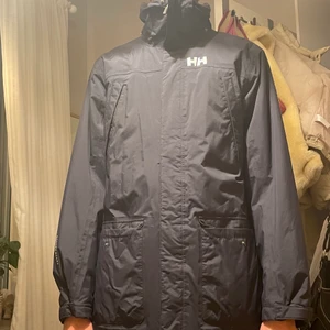 Helly Hansen jacka  - Nästan oanvänd helly hansen jacka! Snygg passform marin blå färg i stl XL, hör av er vid intresse! 