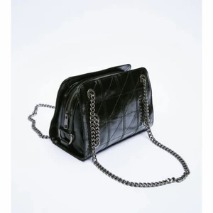 Zara väska - Jättefin väska frön zara som jag tyvär inte fått användning av! Kan mötas i Stockholm eller frakta men då står köparen för frakten. Väskan är köpt för några månader sedan och är slutsåld