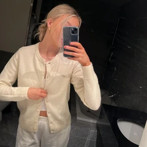 Kofta - Jättesöt kofta från hm, väldigt sparsamt använd. Köpare står för frakt 💛💛