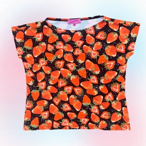 Strawberry top - Så söt vintage jordgubbe topp!! Passar bäst en storlek XS-M beroende på önskad fit. Modell är storlek XS. Skriv om funderingar och följ oss på Instagram för att få fri frakt på första köpet 💓