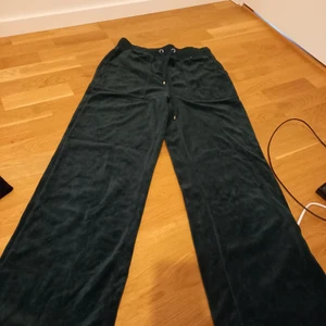 Byxor, shorts, och t shirt - 1. Gröna sammets mjukisbyxor köpt på cubus använd 1 gång köpt för 1 år sen. Säljs för 75 kr                                    2. Rosa tränings shorts från Nike aldrig använd köpt för 2 år sen. Säljs för 30 kr                                                     3. Grå Nike t shirt använd 5 gånger. Köptes för 2 år sen. Säljs för 35 kr                                                                   allting är i storlek M