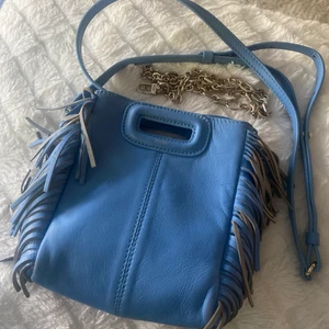 Blå Maje väska  - Tänkte nu sälja min blåa maje väska i den minsta modellen. Handtaget på baksidan av väskan är slitet men syns ändå inte när den används, resten ser ut som nytt. Dustbag osv. Finns. (kan även tänka mig byta mot annan maje väska). Kan mötas eller så står köparen för frakten.💕