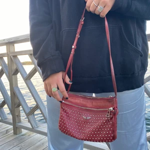 Zadig väska - Unik röd Zadig väska med jättefina detaljer och många fack!  Skicket är bra men väskan skulle må bra av en lätt lädertvätt. Skriv privat för flera bilder!  