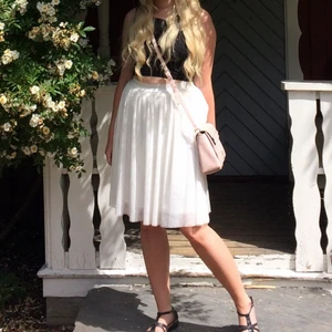 Tyllkjol från VILA - Supersöt tyllkjol från Vila. Vit med resår i midjan