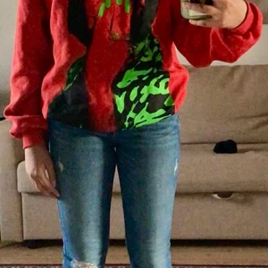 Röd Billie Eilish Sweatshirt  - Säljer en röd Billie Eilish sweatshirt från HM i storlek XS❤️ har använt den typ 5 gånger och köpte den för nått år sen så vet inte om den finns kvar i butik ❤️ köpte den för 250kr men är villig att sälja den för 250kr + 24kr frakt 