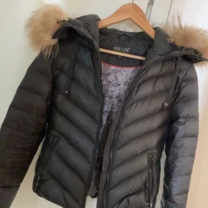 Hollies jacka - Säljer min fina hollies jacka i storlek 34 som är i gott skick! Nypris 4000kr. 