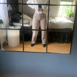 Fina nakd jeans - Väldigt fina jeans. Endast provade, Säljes pga kommer tyvärr inte till användning. Så i mycket fint skick. Är i storlek 40😊