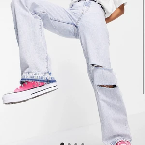 Jeans Bershka! - Säljer dessa asballa jeans! De var tyvärr förmå för mig o h kan inte lämna tillbaka. Jag har vanligtvis M i kläder och är 165 cm, dem är långa på mig! Köpte för 299+ 50 i frakt men säljer för 250🥰(de är endast testade med lappar kvar!) hör av dig vid fler bilder💓💓