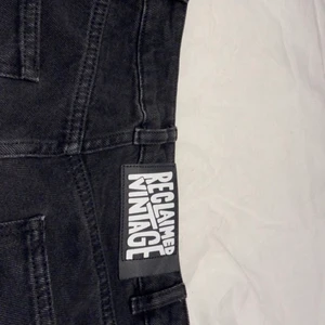 RV jeans storlek 34 - Ett par sjuper snygga jeans men tyvär inte används längre, jag är typ 160 och dom är bra längd om man är lite längre. Bycksorna är knappt använda, köpta runt ett år sen. Kan mötas upp eller frakta, köparen står för frakten  