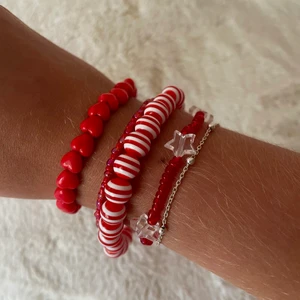 Pärlarmband - Gör pärlarmband vid beställning!! Se mitt andra inlägg där det är mer detaljerad information💗 vid många önskemål kan jag även köpa vissa pärlor som önskas. Priser kommer vi överens om men grundkostnad är 35kr för ett armband och 45 för halsband. Vid avancerade armband/halsband eller med någon dyr pärla kan det kosta lite lite mer⚡️ vissa armband med vissa pärlor kostar 40kr istället för 35 på grund av att de är dyrare❤️😍