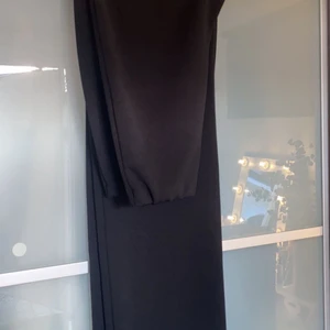 Storlek S - Beställde dess byxorna från Nelly.com men dem va förstora för mig. Jag hade en tanke om att sy in dem men det blev aldrig av så väljer att sälja dem istället!! Dem är helt oanvända och passar om man är lite längre eller till klackar👠