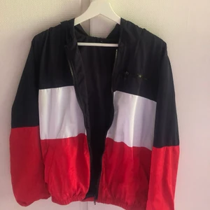 Jacka  - En tunn jacka från brandy Melville i one size. I fint skick inga hål elr så!