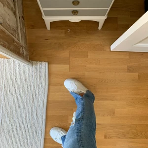 JEANS MED SLITS - Storlek 38 men tycker att de är väldigt små, passa mig som vanligtvis har S/36