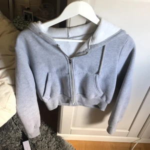 Tröja - En jättefin zip-up hoodie från shein. Ganska kort. Använd fåtal gånger💕 Köparen står för frakten
