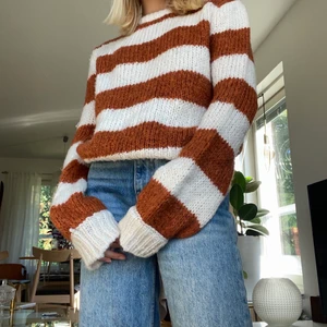 Chiquelle tröja - Säljer den här jättefina varma tröjan från Chiquelle. Ligger bara i garderoben nu för tiden så kommer inte till användning längre. Den är i fint skick och passar perfekt nu till hösten! 