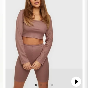 Missguided Rib set - 2 dels sets med topp o shorts i ett skönt ribbat material.  Prislapp fortfarande kvar, helt oanvänt och i exakt samma passform som på modellen. Jättefin färg men tyvärr lite förliten i storleken för mig. 