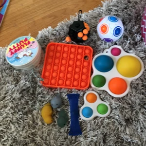Fidget toys - Säljer dom här fidget toysen använder aldrig dom. Allting ihop kostar 115 kr. Men om ni är intresserade av någon fidget toys så hör gärna av er så kan ni få veta hur mycket just den fidget toysen hade kostat!❤️popiten har ett håll också❤️