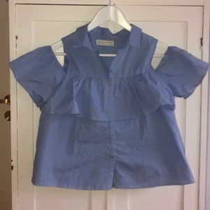 Blå skjortblus - Jättefin blå skjortblus med öppen axel