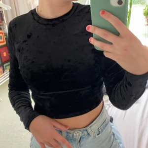 Topp - Denna snygga topp/t-shirt är nu till salu!! Det har tyvärr blivit lite för tajt för mig och har inte kunnat använda det. Använd 1 gång💓 Frakt kommer till!!