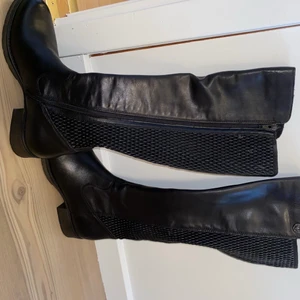 Rieker stövlar storlek 40 - Svarta Rieker stövlar storlek 40 använda 1 gång