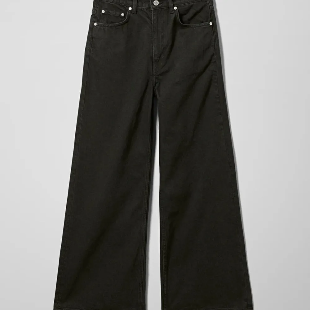 Superfina jeans från Weekday i modellen Ace. Strl 26/34 som passar mig som vanligtvis är en S och är 169 cm lång. I mycket fint skick.. Jeans & Byxor.
