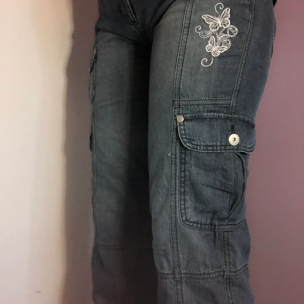 Helt nya oanvända byxor köpte de för 500 kr . Jeans & Byxor.