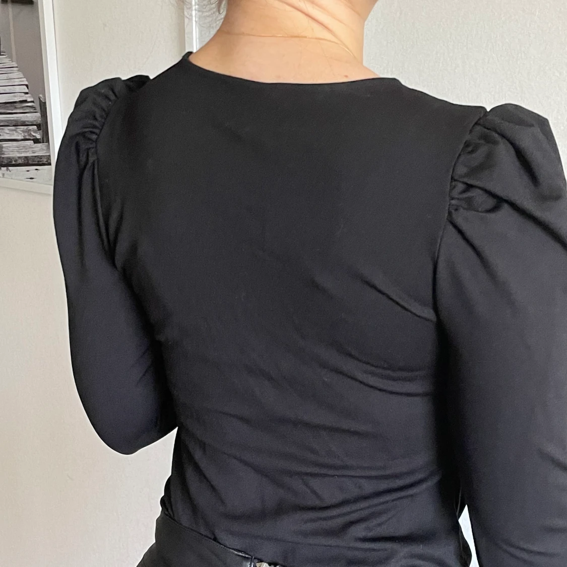 Långärmad svart body med öppning  - 90