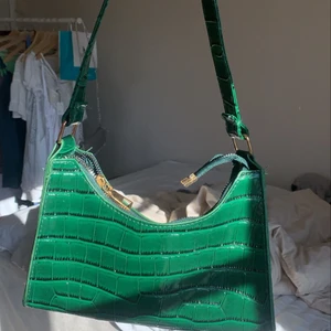 Mörkgrön väska  - Startar budgivning direkt eftersom så många var intresserade. Har fler väskor till salu med samma pris!🙌🏻💓