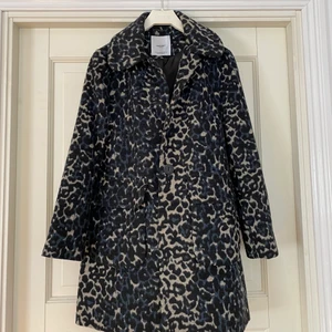 Leopard kappa från Mango - Din leopard kappa från Mango. Storlek XS. Nyskick.