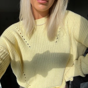 Gul stickad tröja💛 - .