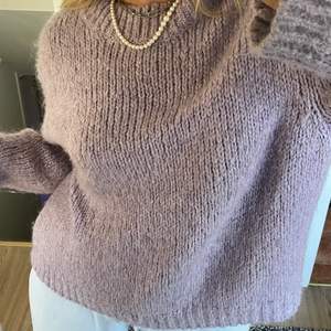 Säljer denna gosiga stickade tröjan - perfekt nu till hösten!💜 Färgen på tröjan är mer lila än vad visas i bild, så skriv till mig om du önskar att se fler bilder!
