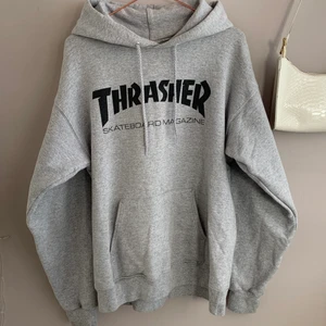 Oversized Thrasher hoodie - En riktig snygg och mysig Thrasher hoodie som jag köpte för runt 1000kr. Storleken är lite oklar eftersom jag köpte den på mansavdelningen, men jag är vanligtvis S/M och den passar lite oversized.