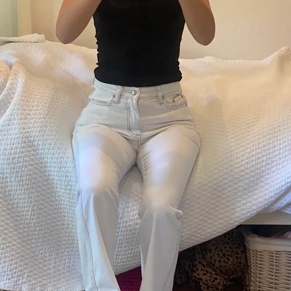 De perfekta vita jeansen! Storlek 28/31 ish, passar mig som är ca 26 även!. Jeans & Byxor.