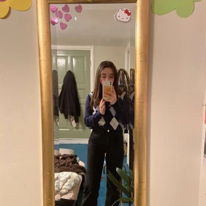 Straight leg jeans  - Säljer dessa jeansen som är i modellen rowe på weekday syns inte så tydligt på bilden men dem är straight leg! Har sytt upp midjan lite efter att denna bilden togs (gammal bild) så dem sitter lite mer mid rise och lite större i midjan köpte dem i stolek 24 men nu efter att jag sytt upp dem är den mer runt stolek 25/26