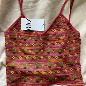 Topp - Helt ny topp från zara. Säljes pga för stor. FRAKT INGÅR❤️