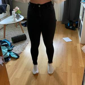 Svarta skinny jeans från bikbok, knappt använda. Avklippta längst ner 💘 tveka inte på att ställa frågor om det är något du undrar!