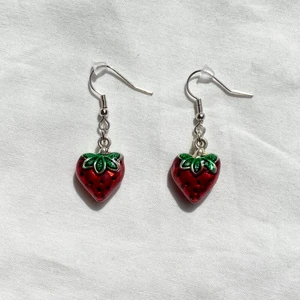 Handgjorda örhängen  - Handgjorda örhängen med små söta jordgubbar 🍓 Checka in min webbshop https://www.beadedful.com/ för fler vackra handgjorda smycken! 