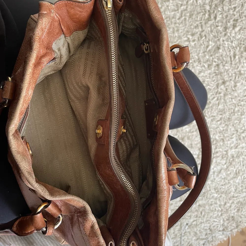 Säljer min skitsnygga Prada väska! Den köptes på en Prada butik i New York för 16 000kr för 15 år sedan.. Väskor.