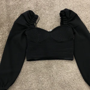 Mango top  - En helt ny tröja från Mango aldrig använd på grund av att den var för liten. Den har puffärmar och är väldigt mjuk i materialet. Croppad fit och framhäver bysten. 