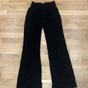 Zara - Sammets byxa med bootcut look från zara. De sitter bra på kroppen och är väldigt fina på. Jättebra skick och har använt denna endast en gång. Köpte för cirka 500kr. 