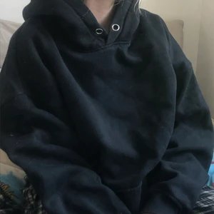 Svart Hoodie  - En svart basic Hoodie från Bikbok