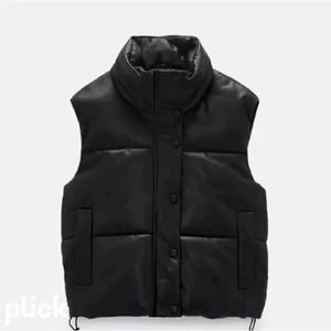 Skinnväst zara - Säljer min skinnväst från zara i strl XL. Liten i storleken så de. Sitter oversize på mig som har M vanligtvis. Högsta bud: 500 + frakt. Avslutar budgivningen kl. 20.30 ikväll (6/9)