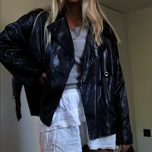 Svart jacka - Säljer debba supercoola jackan köpt här på plick. Finns även ett tillhörande skärp att knyta fast i midjan. Skriv privat om ni vill ha fler bilder💕 Står ingen storlek i men passar mig som har S:)