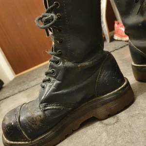 Punk goth kängor boots 36 Dr Martens - Äldre punkiga kängor från Dr martens med den klassiska sulan + stålhätta. Storlek 36. Punkigt slitna som de ska vara. Skriv ditt pris